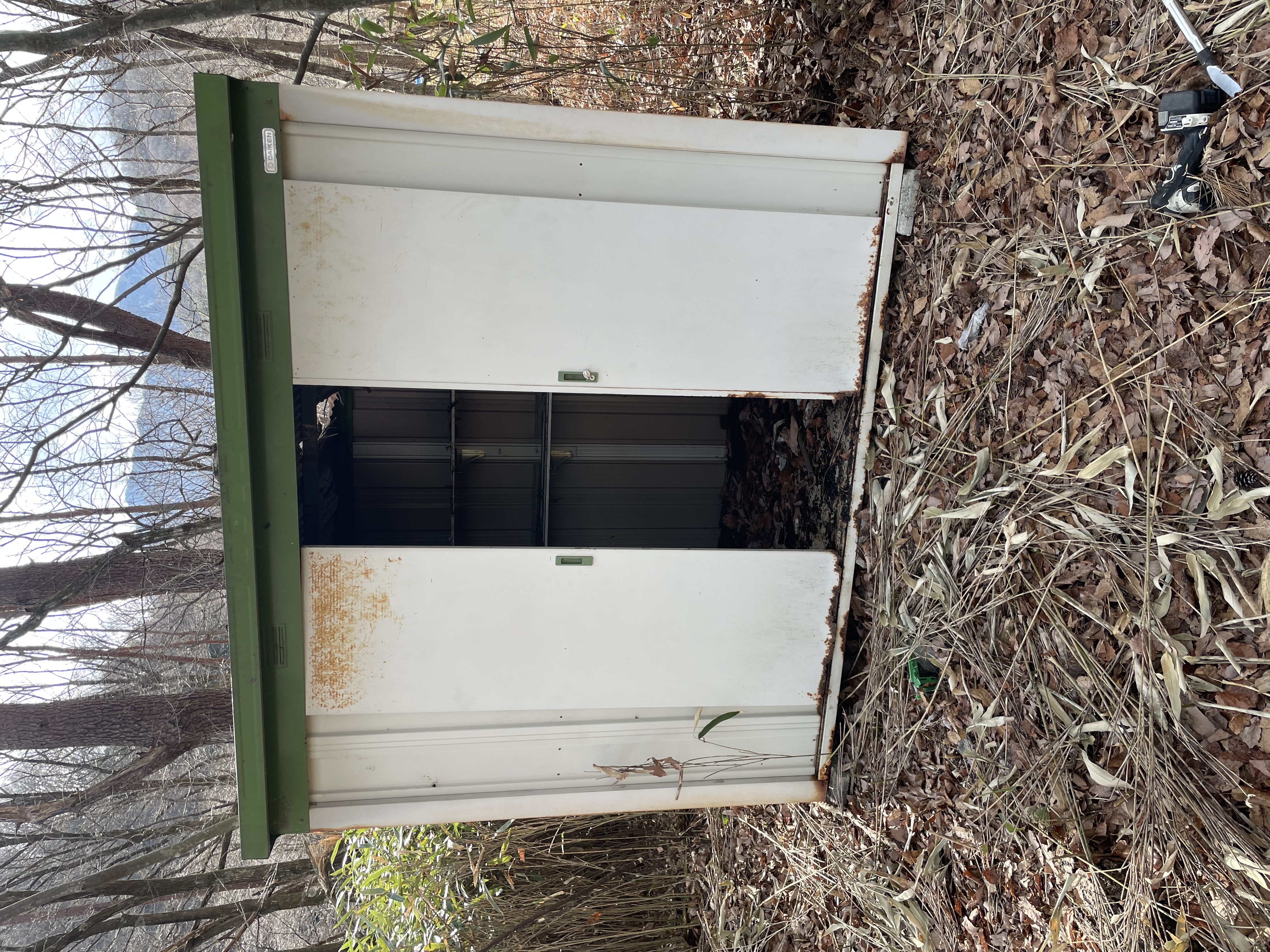 設置物（物置倉庫）の撤去 施工前